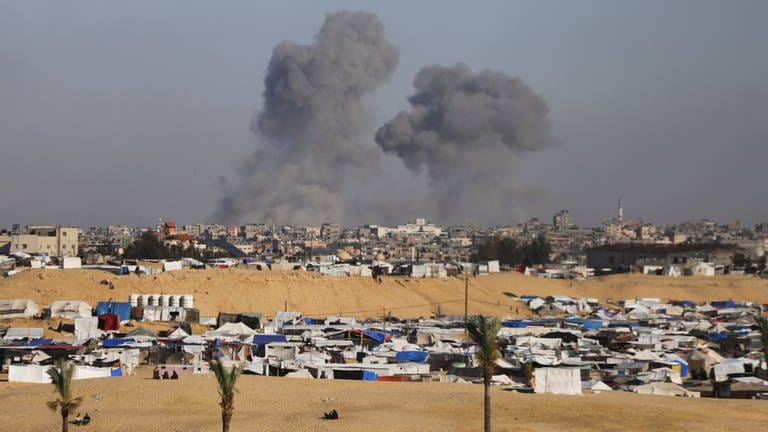 Rauch steigt über Rafah auf nach einem israelischen Angriff.