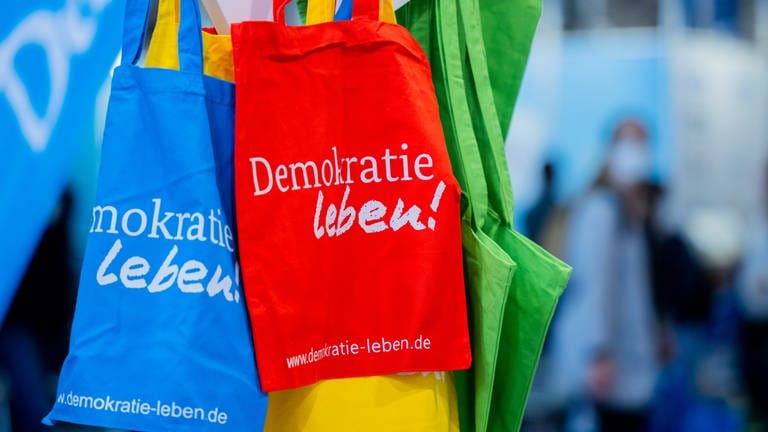 "Demokratie leben!" steht auf Stofftaschen (Archivbild)