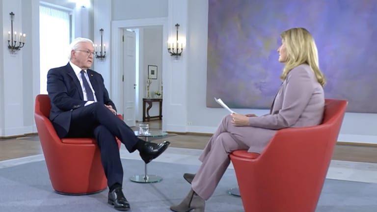 Bundespräsident Frank-Walter Steinmeier im Gespräch mit Tina Hassel