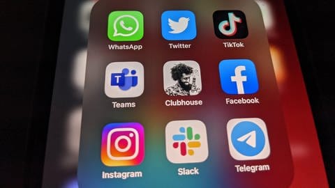 Die Logos der Social-Media-Plattformen WhatsApp (l-r), Twitter, TikTok, Microsoft Teams, Clubhouse, Facebook, Instagram, Slack und Telegramm sind auf einem iPhone zu sehen.