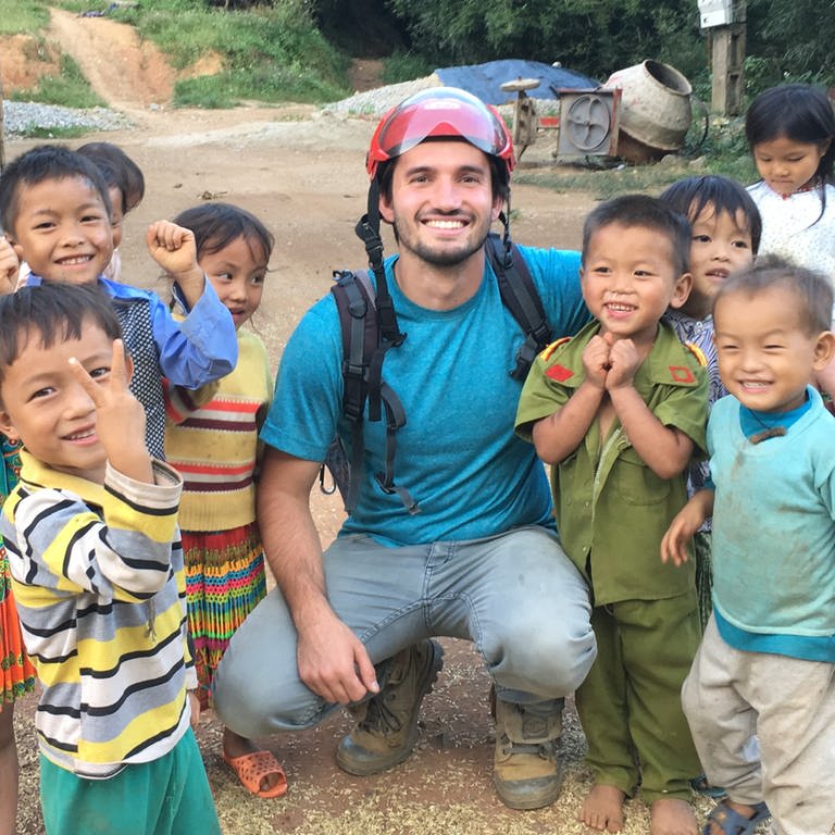 Entwicklungshelfer David aus Karlsruhe in Vietnam umringt von Kindern