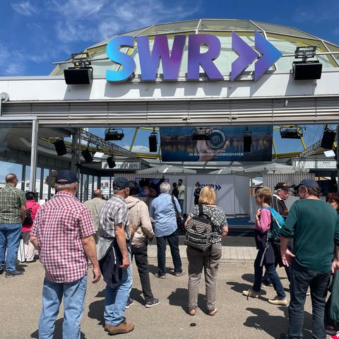 Das Gläserne SWR-Studio auf dem Maimarkt - von hier aus senden wir täglich live unser Maimarktradio (Foto: SWR)