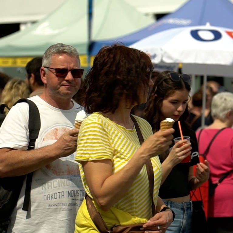 Besucher auf dem Maimarkt am 1. Mai - sommerlich war's (Foto: SWR)