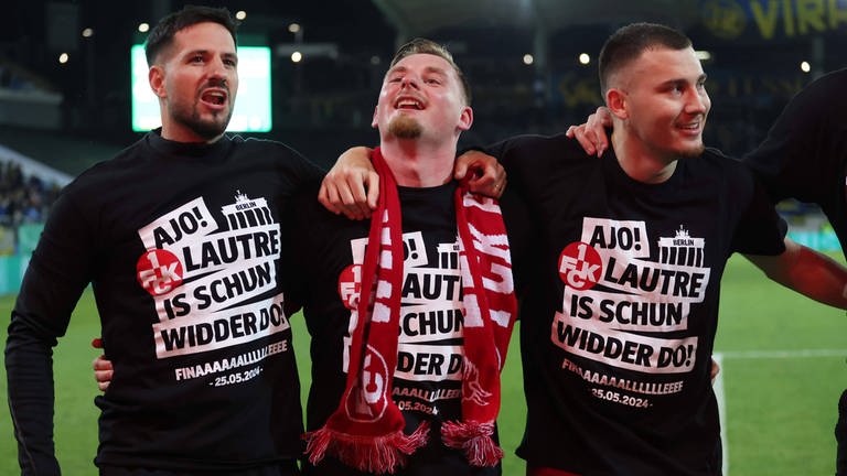 Spieler des 1. FC Kaiserslautern bejubeln den Finaleinzug. (Foto: IMAGO, IMAGO / Fussball-News Saarland)