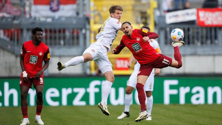 Kenny Prince Redondo (1.FC Kaiserslautern) im Kopfballduell mit Marcus Mathisen (SV Wehen Wiesbaden). (Foto: IMAGO, IMAGO / Eibner)