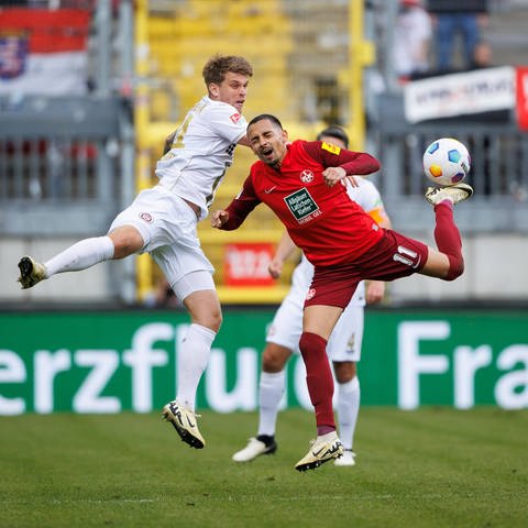 Kenny Prince Redondo (1.FC Kaiserslautern) im Kopfballduell mit Marcus Mathisen (SV Wehen Wiesbaden). (Foto: IMAGO, IMAGO / Eibner)