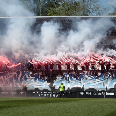 Fans zünden beim Derby der Stuttgarter Kickers gegen den VfB Stuttgart II Pyrotechnik. (Foto: IMAGO, IMAGO / Sportfoto Rudel)