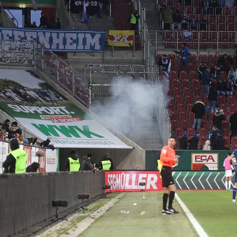 Rauchwolke am Gästeblock nach einer lauten Detonation bei Augsburg - Hoffenheim (Foto: IMAGO, IMAGO / Krieger)