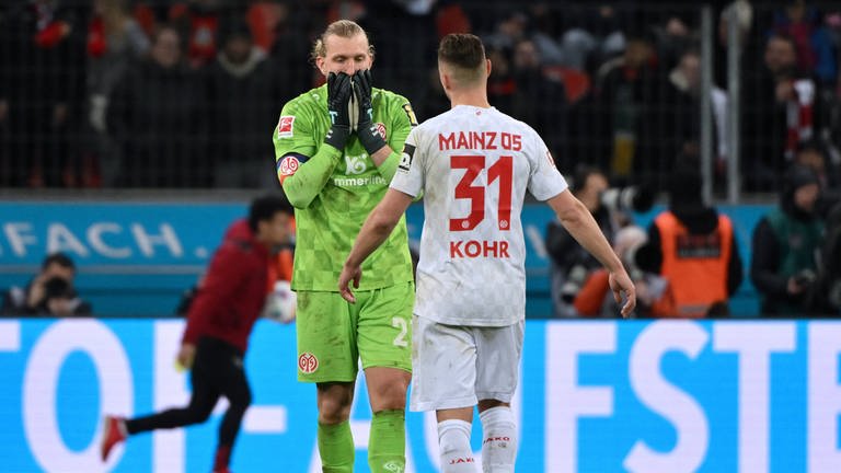 Dominik Kohr und Robin Zentner vom 1 FSV Mainz 05 auf der Suche nach Erklärungen.