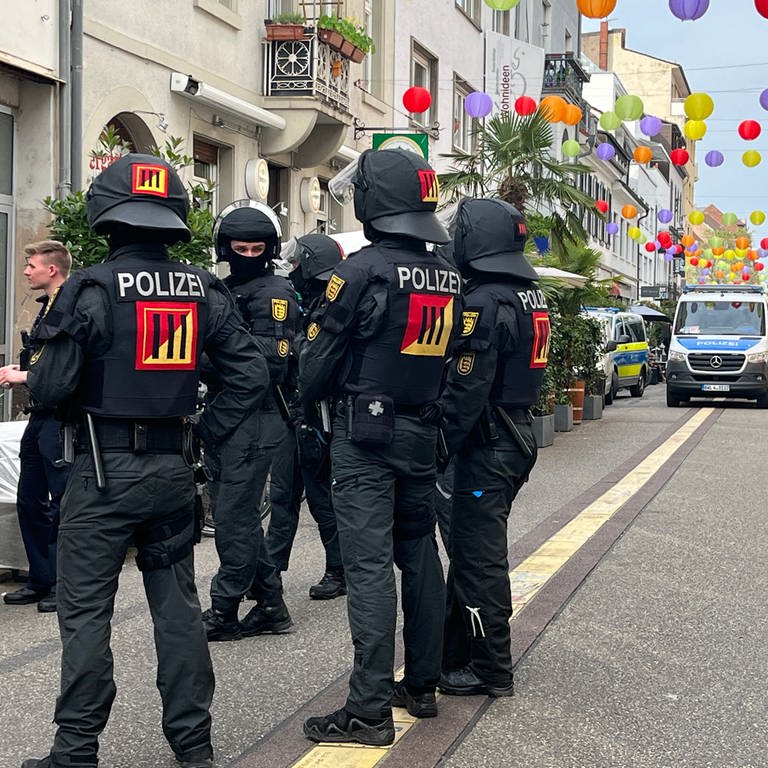 Bundespolizisten stehen mit Helmen, Schlagstöcken und Schutzwesten in der Karlsruher Fußgängerzone. (Foto: SWR, Ines Kunze)