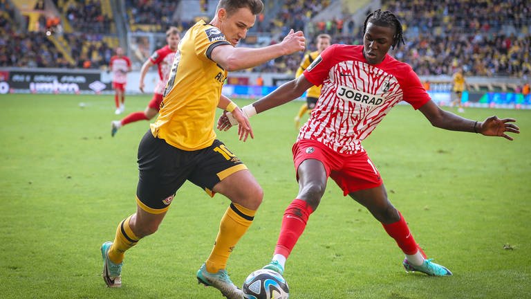 Jakob Lemmer (Dynamo Dresden) kämpft gegen Franci Bouebari (SC Freiburg II)