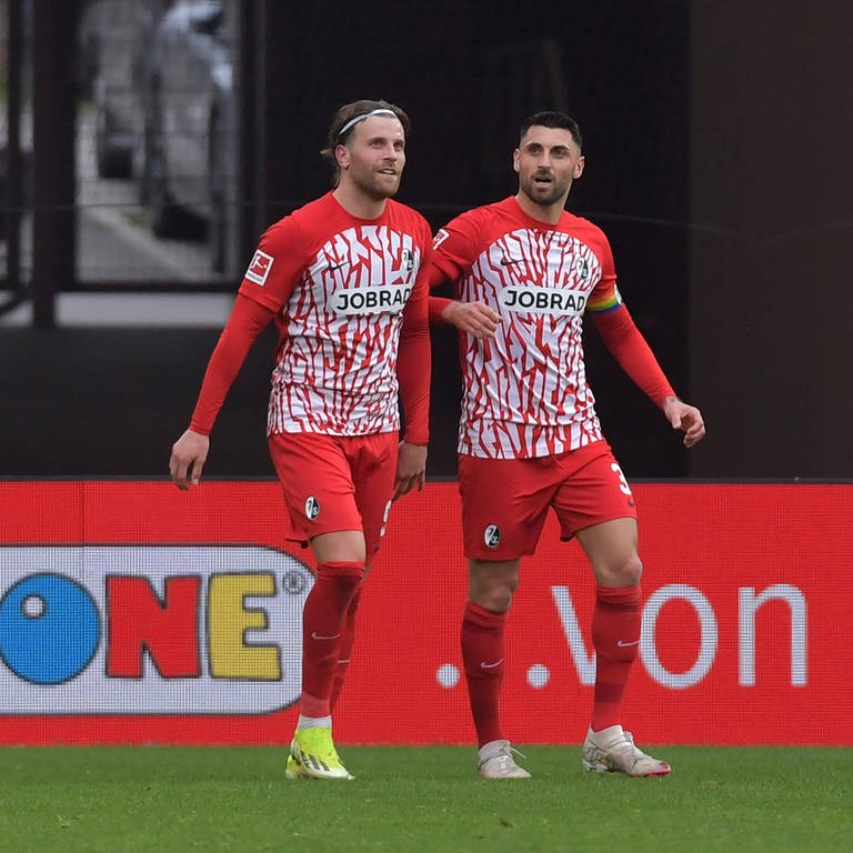 Vincenzo Grifo und Lucas Höler wollen auch in der kommenden Saison wieder international mit dem SC Freiburg spielen. (Foto: IMAGO, IMAGO / Jan Huebner)