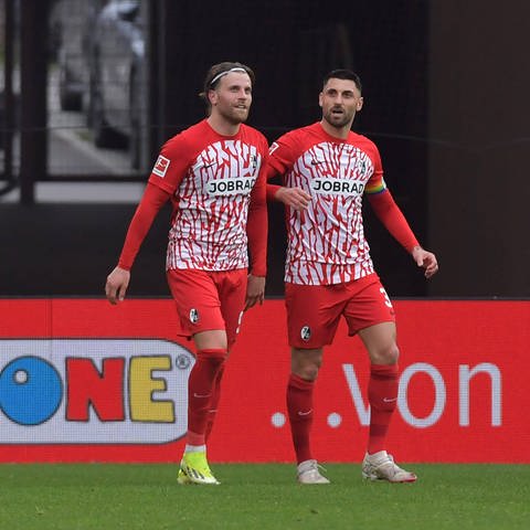 Vincenzo Grifo und Lucas Höler wollen auch in der kommenden Saison wieder international mit dem SC Freiburg spielen. (Foto: IMAGO, IMAGO / Jan Huebner)