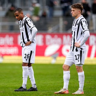 Yassin Ben Balla und David Otto vom SV Sandhausen sind enttäuscht, weil es gegen den Halleschen FC trotz Führung nur einem Punkt reiche. (Foto: IMAGO, IMAGO / foto2press)