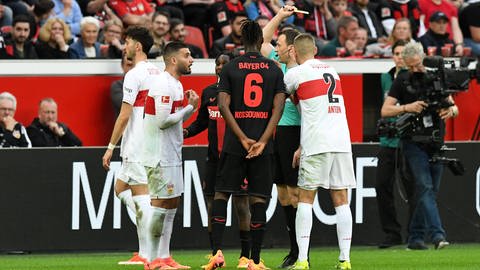 Felix Zwayer zeigt Deniz Undav vom VfB Stuttgart die Gelbe Karte. (Foto: IMAGO, IMAGO / Eibner)