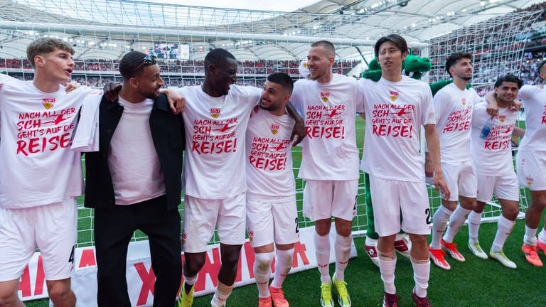 Spieler des VfB Stuttgart feiern im Stadion den sicheren Einzug ins internationale Geschäft. 