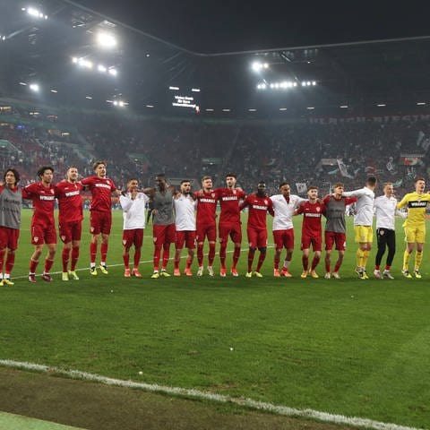Die Mannschaft des VfB Stuttgart nach Spielende beim feiern.
