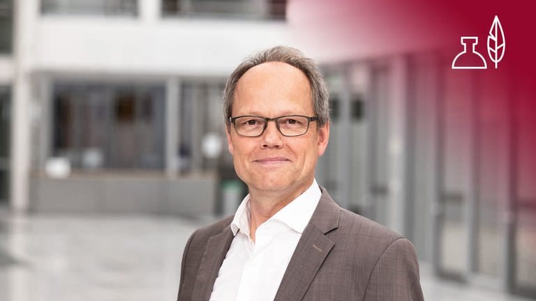 SWR Intendant Prof. Dr. Kai Gniffke, rotes Overlay mit Icon Grußworte