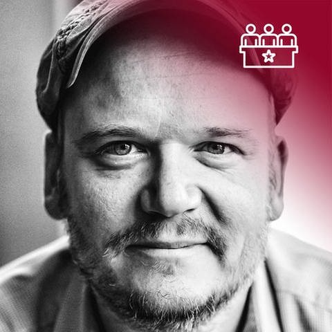 Jurymitglied Philip Jedicke, rotes Overlay mit Icon Jurypult