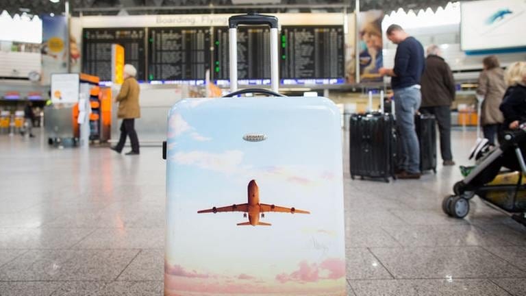 Einsamer Koffer am Flughafen