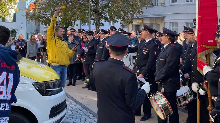 Die Feuerwehr von Bad Waldsee wird zum spontanen SWR1-Chor!
