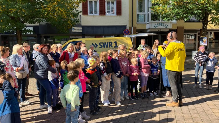 Beim HITmach-Duell in Eberbach ist jeder Willkommen: auch die Grundschule hilft beim Singen mit.