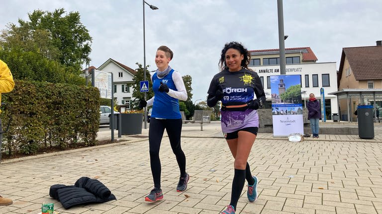 Evelin (von Lauftreff Roadrunners Neuenstadt) und Juana (Ultramarathonläuferin) beim HITmach-Duell in Neuenstadt am Kocher