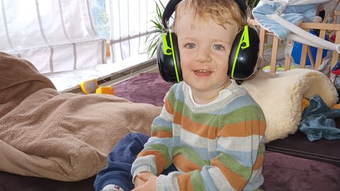 Christian aus Ellhofen im Landkreis Heilbronn: Mein Zweijähriger hat eben das Radio sehr sehr laut aufgedreht und sich dann die Ohrschützer aufgezogen. Sehr cool, so komme ich in den vollen Genuss der Hitparade!
