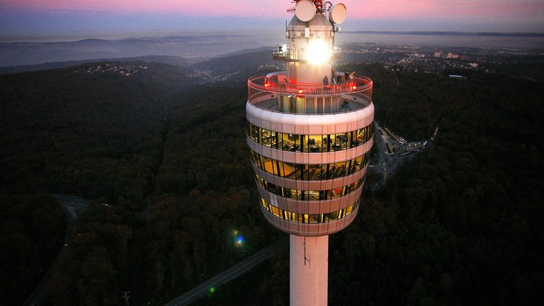 Die Kuppel des Stuttgarter Fernsehturms beleuchtet im Abendlicht