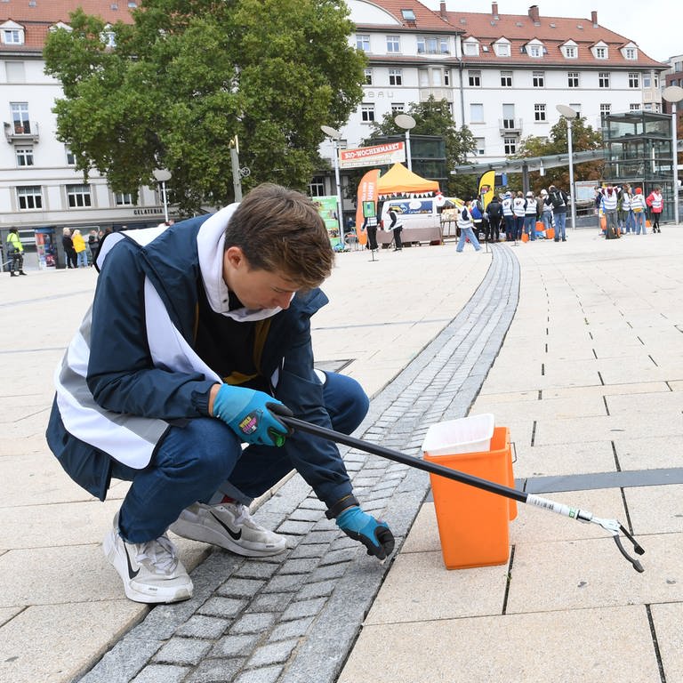 Freiwillige sammeln im Rahmen des "World Cleanup Days" in Stuttgart Müll.