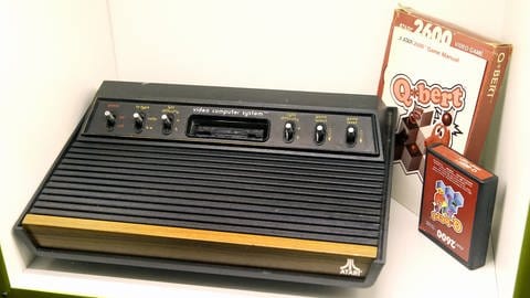 Der Klassiker unter den Retro-Spielekonsolen, das Atari VCS 2600, kommt Ende der 1970er zu uns.