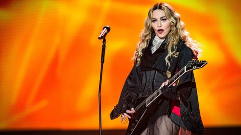 Madonna bei einem Livekonzert in Las Vegas 2015 mit Gitarre.