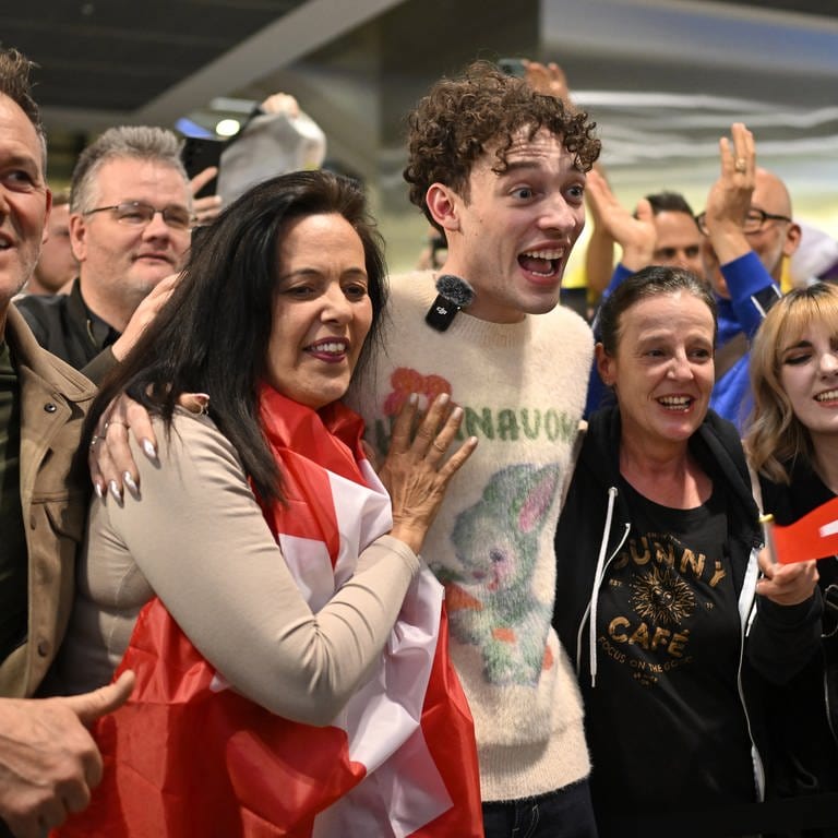 Sänger "Nemo" nach seinem Sieg beim ESC am Flughafen in Zürich.