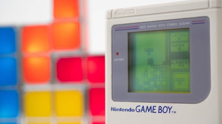 Game Boy von Nintendo mit Tetris | Retro-Spielekonsolen