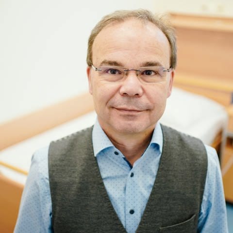 Schlafforscher Dr. Hans-Günter Weeß steht im Schlafzentrum
