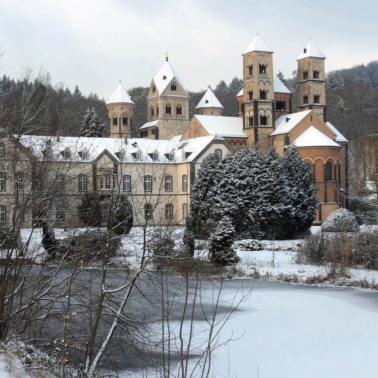 Die Benediktinerabtei Maria Laach im Winter (2010). (Foto: picture-alliance / Reportdienste, picture alliance / imageBROKER | Thomas Frey)