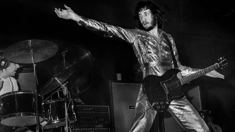 Gitarrist und Sänger Peter Townshend von The Who bei einem Konzert 1971. Sie performen ihre Rockoper "Tommy".