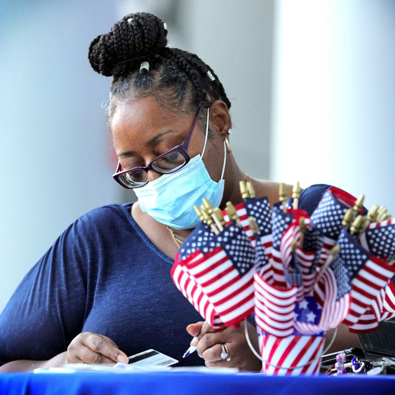 Die schwarze US-Amerikanierin Francina Fountain registriert sich im September 2020, um während der Veranstaltung des National Voter Registration Day, die von Orlando Magic veranstaltet wird, in Orlando, Florida, abzustimmen (Foto: IMAGO, imago images / ZUMA Wire)