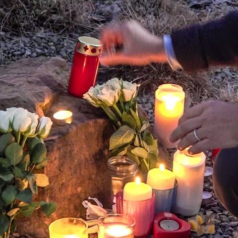 Kerzen und Blumen: Trauer nach dem Amoklauf auf dem Campusgelände der Universität Heidelberg, bei dem eine Studentin im Januar 2022 getötet worden war. Dem Täter, der sich vor der Tat zweitweise in psychiatrischer Behandlung befunden hatte, waren psychische Störungen bescheinigt worden.  (Foto: IMAGO, IMAGO / Einsatz-Report24)