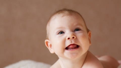 Durch das Babbeln des Babys scheint die Artikulation geübt zu werden: Was passiert, wenn ich den Mund in eine bestimmte Stellung bringe? Diese frühen Phasen des Spracherwerbs sind sprachunabhängig, (Foto: IMAGO, IMAGO / YAY Images)