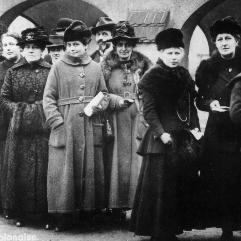 Frauen in einer Schlange vor einem Wahllokal: Bei der Wahl der Nationalversammlung am 19. Januar 1919 war es Frauen in Deutschland erstmals möglich, zu wählen und gewählt zu werden (Foto: dpa Bildfunk, picture alliance/dpa | AdsD/Friedrich-Ebert-Stiftung/dpa)
