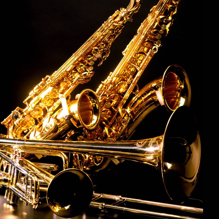Zwei Saxophone, eine Trompete und eine Posaune liegen auf dem Boden (Foto: IMAGO, Peter Widmann)