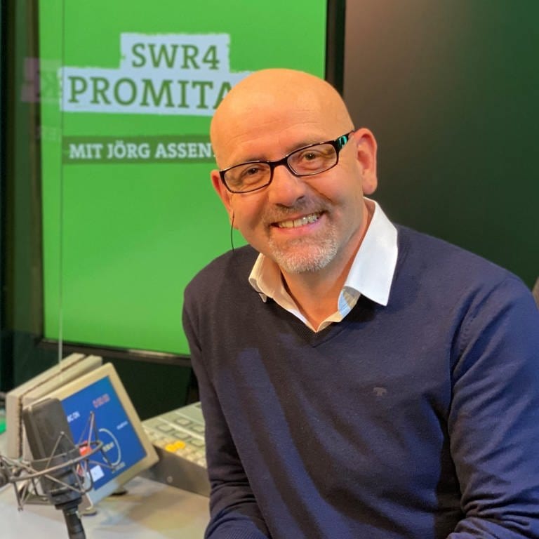 Moderator Jörg Assenheimer lächelnd beim SWR4 Promitalk (Foto: SWR, Florian Rimmele)