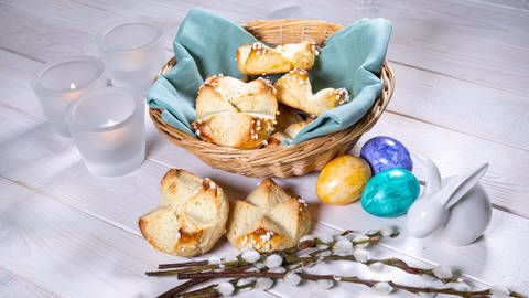 Die Osterpinze ist ein klassisches Gebäck aus Hefeteig, das in Österreich, Slowenien und Kroatien zu Ostern Tradition hat, auch als Nest für Eier. Unser Rezept setzt auf Trockenhefe und Zitrusfrüchte – und gelingt einfach.  (Foto: SWR, Corinna Holzer)