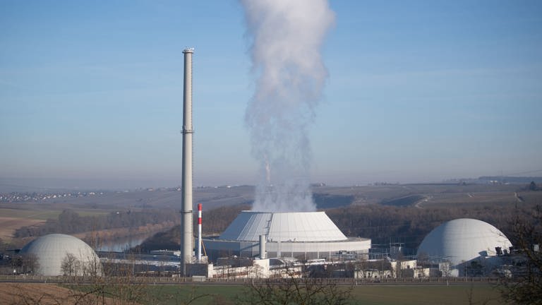 Dampf kommt aus dem Kuhlturm des Atomkraftwerks Neckarwestheim.