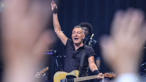 Dynamic Pricing bei Konzerten:Bruce Springsteen, Musiker aus den USA, tritt mit seiner Band auf der Bühne in der Merkur Spiel-Arena au (Foto: picture-alliance / Reportdienste, picture alliance/dpa | Oliver Berg)