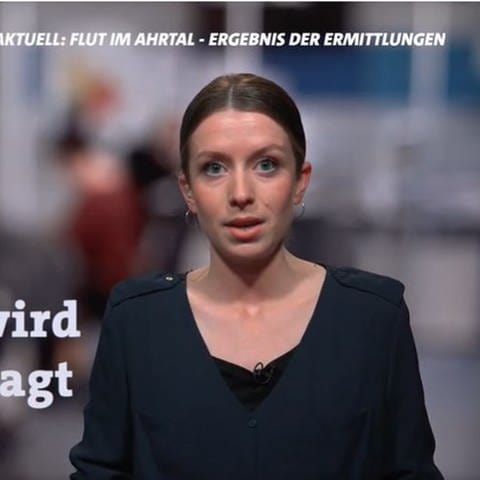 SWR-Moderatorin Caro Keil im Live-Stream zum Ergebnis der Flutermittlungen im Ahrtal. (Foto: SWR)
