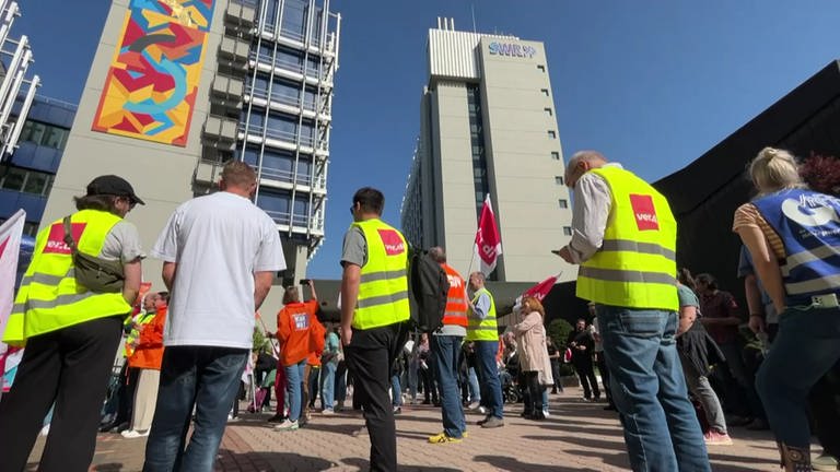 Beschäftigte des SWR demonstrieren vor dem Gebäude in Stuttgart für bessere Bezahlung. (Foto: SWR, Silas Schwab)
