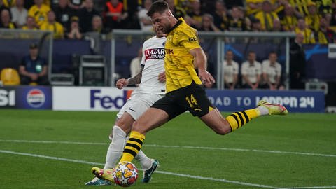 Dortmund-Stürmer Niclas Füllkrug schießt.