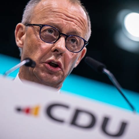 Der CDU-Vorsitzende Friedrich Merz dröhnt und donnert im Mai 2024 wie sonst, wählt aber seine Worte maßvoller, meint Martin Rupps